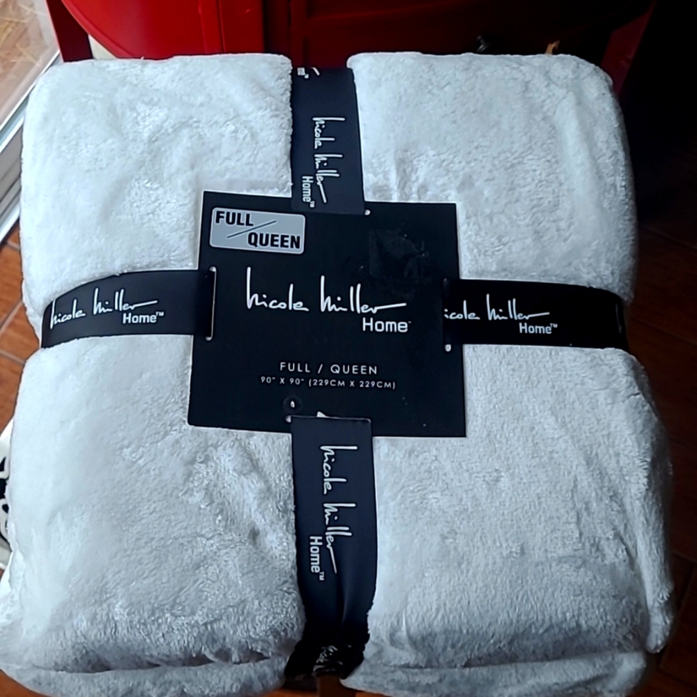 Nicole Miller Full/Queen Blanket - Picture 1 of 5